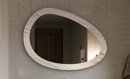 Ogledala v kamnitem okvirju